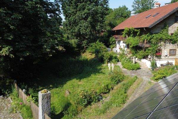 Zufahrt und PV-Anlage