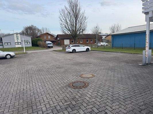 Viel Platz für PKW Abstellfläche, Container uvm.