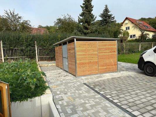 Parkplätze und Fahrradschuppen