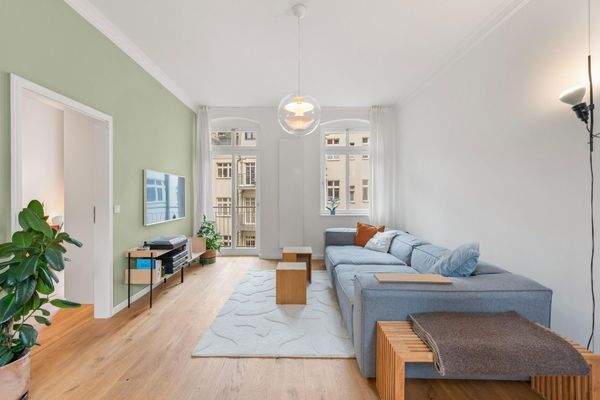 Wohnzimmer mit Balkon