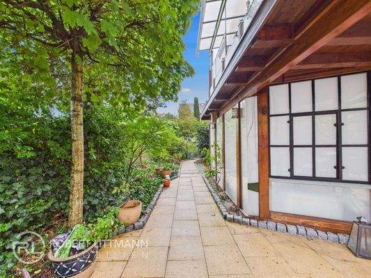 Seitlicher Gartenweg Bild 2