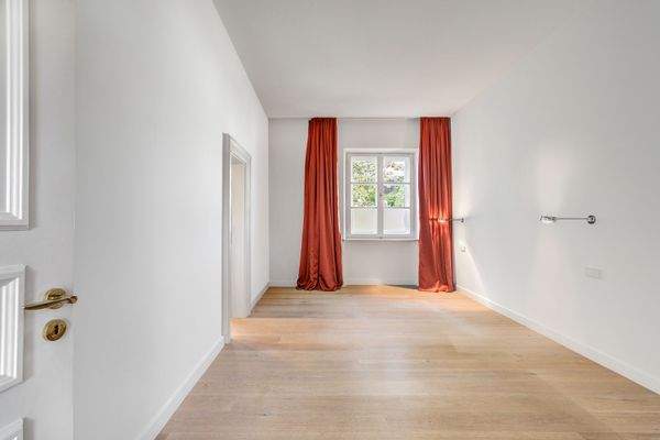 Großzügiges Schlafzimmer