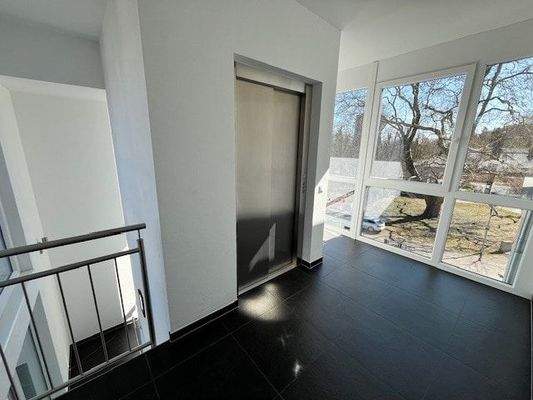 Treppenhaus 2. OG und Aufzug