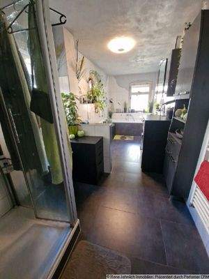 Bad mit Dusche und Wanne im OG