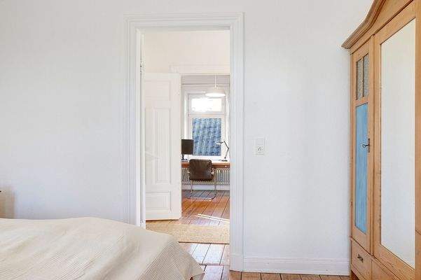 Schlafzimmer mit Blick zum Arbeitszimmer