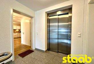 Eingang mit Aufzugsanlage