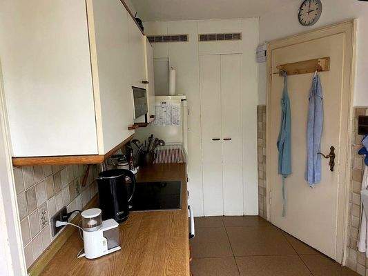 Küche mit Vorratskammer