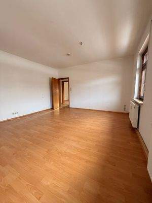 Leerer Raum mit Holzboden