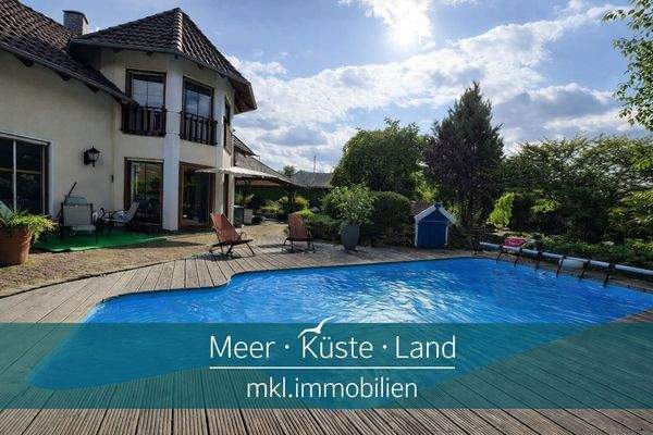 Außenansicht mit beheizbarem Pool