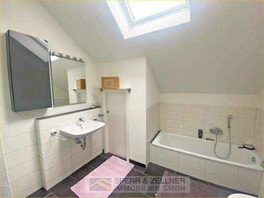 Bad m. Wanne, Dusche und Fenster im DG