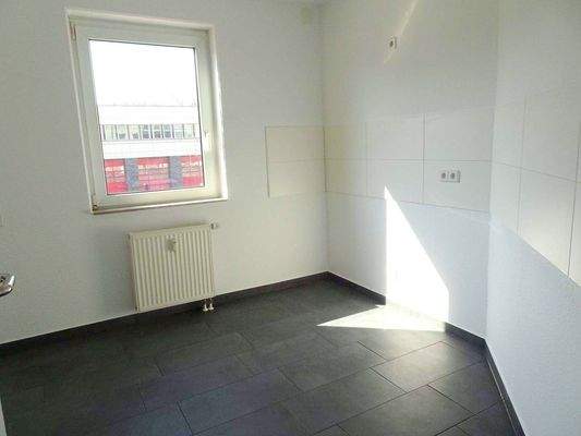 Lichtdurchflutete Küche mit Fenste