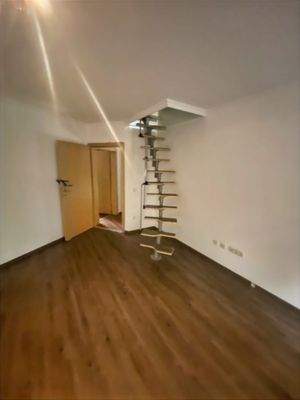 Kinderzimmer mit Treppe zum Spitzboden