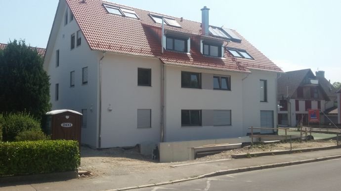 Seitenansicht mit Tiefgaragenzufahrt