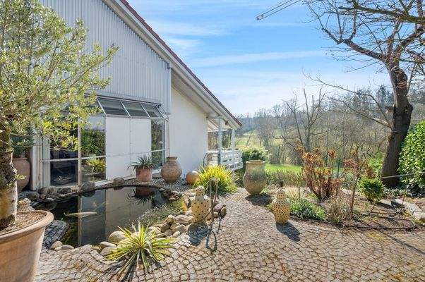 Seitenansicht mit Teich