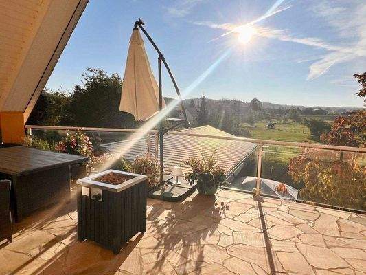 große Terrasse im Obergeschoss am Wohnzimmer