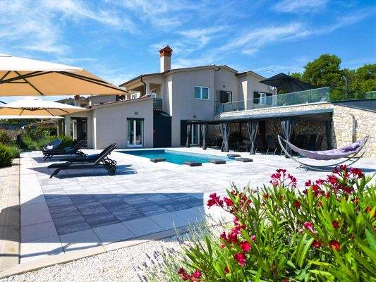 Pool/Sitzplatz/Sonnenliegen - Haus unten