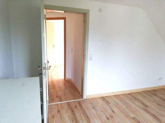 Schlafzimmer 1 mit Flur zu Schlafzimmer 2