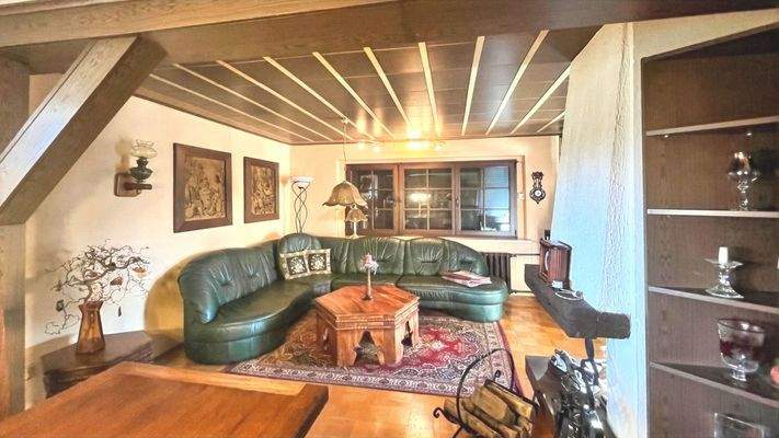 Wohnbereich mit Kamin im DG