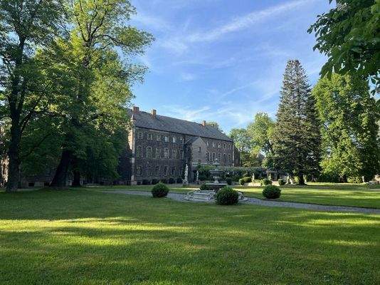 Hier nennen wir es Schloss