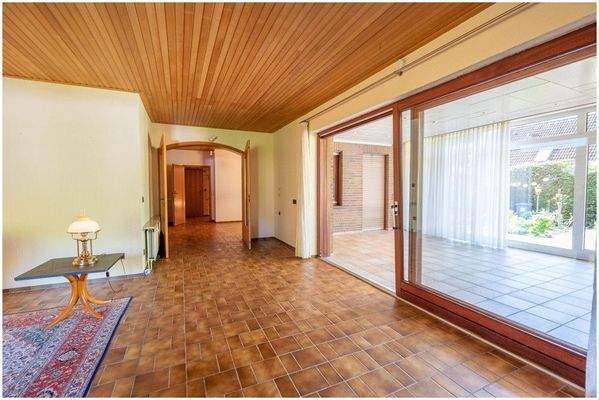 Wohnzimmer mit anliegendem Wintergarten