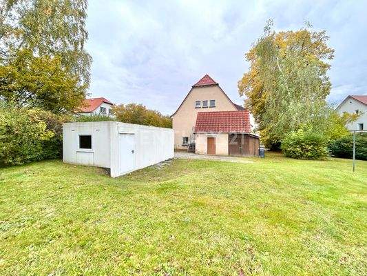 Hinteransicht des Hauses mit Garten & Garage