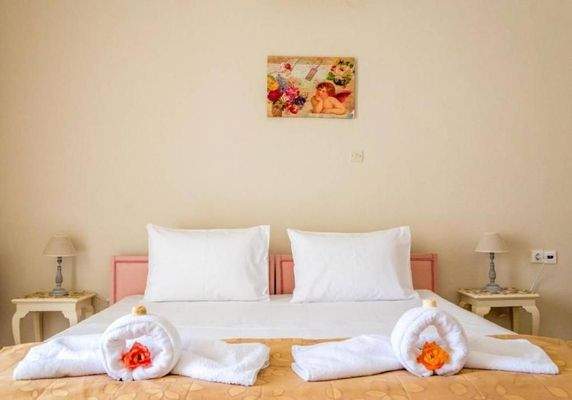 Kreta, Misiria: Großes Haus mit 3 einzelnen Apartments zu verkaufen