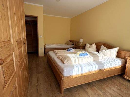 Schlafzimmer Zusatzbett.jpg