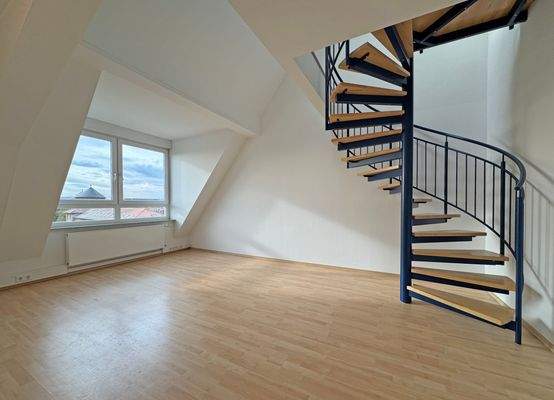 Großer Empfangsbereich mit Galerie