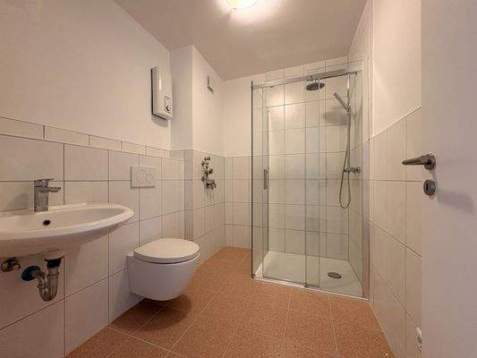 Neu und modern, das Badezimmer.