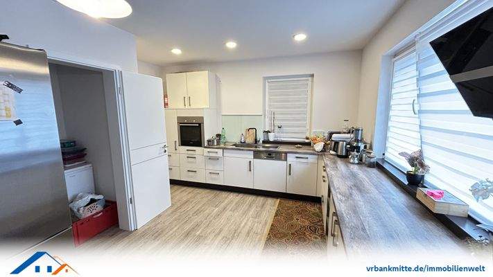 Küche mit Speisekammer