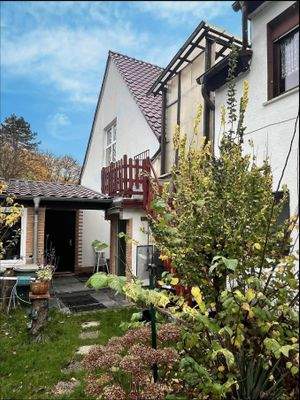 Rückansicht mit funktionalem Garagenzugang