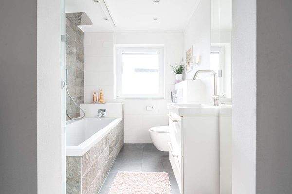 Badezimmer mit Wanne (2).jpeg