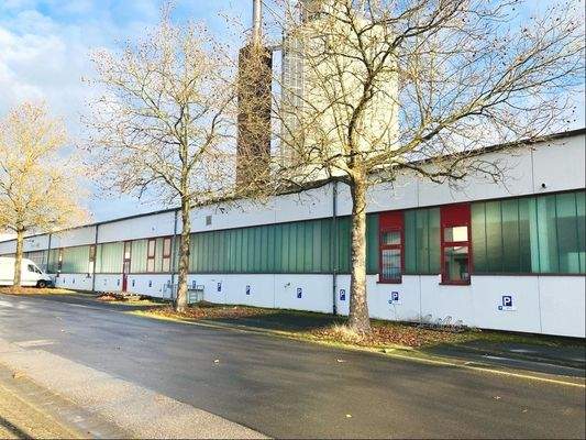 Hallengebäude mit vorgelagertem Parkraum (Westseite)