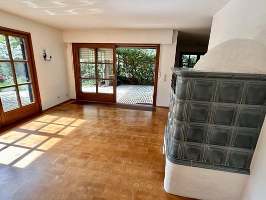 Blick durchs Wohnzimmer - Richtung Schiebetüre Terasse