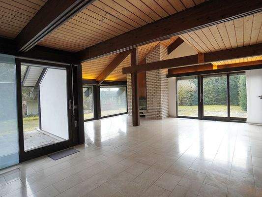 Wohnzimmer mit zwei Terrassen