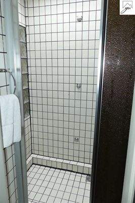separate Dusche (Wohnung mit Wohnrecht)