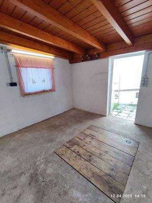 und einem abgeschlossenen Raum