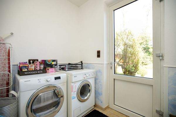 Hauswirtschaftsraum mit Zugangsmöglichkeit zum/vom Garten