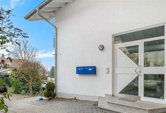 Teilüberdachter Eingangsbereich