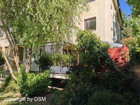 Terrasse hinter Grün