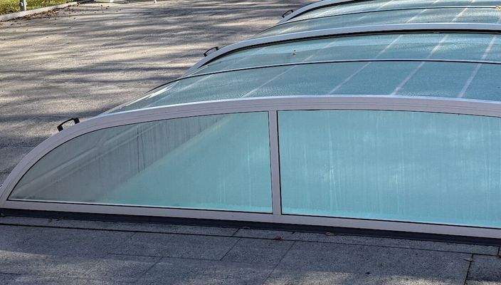 Großzügiger beheizter Pool im Garten