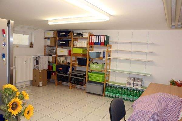 Multifunktionaler Kellerraum mit intelligenter Regalstruktur - Optimale Stauraum-Lösung!