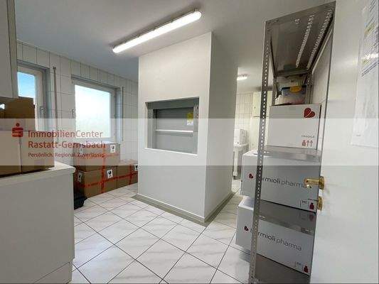 Raum 5 im EG_Teeküche, kleiner Aufenthaltsraum möglich, mit Lastenaufzug