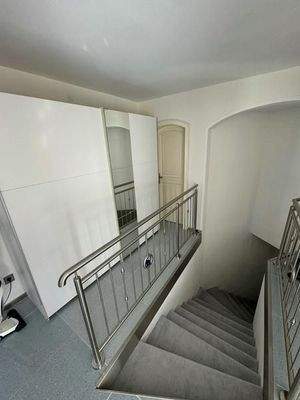 11 Kellertreppe und Durchgang zu hinterer Terrasse