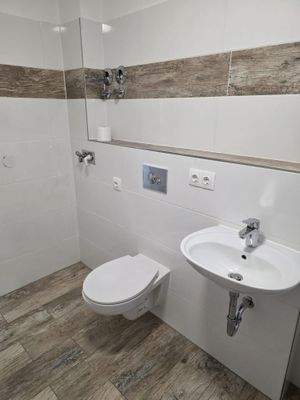 Bad mit WC und Waschbecken