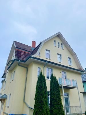 Haus mit Balkonseite