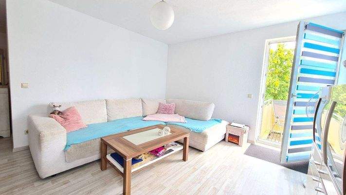 09 Wohnzimmer mit Balkon.jpg