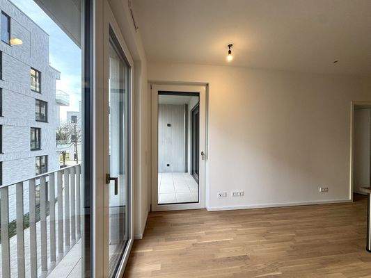 Wohnzimmer mit Balkon