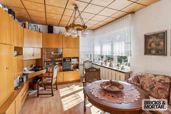 Wohnzimmer mit Arbeitsplatz