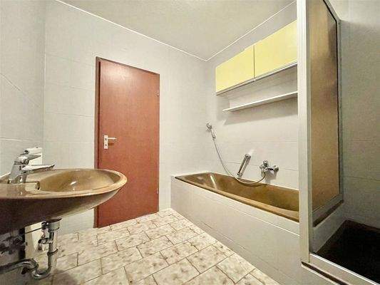 Bad mit Wanne und Dusche